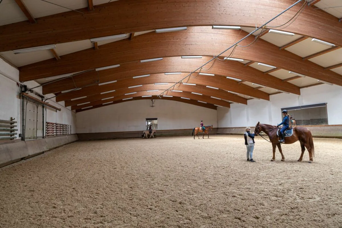 Reitsportimmobilie mit Wohnung/Einzelzimmer und Reitalle