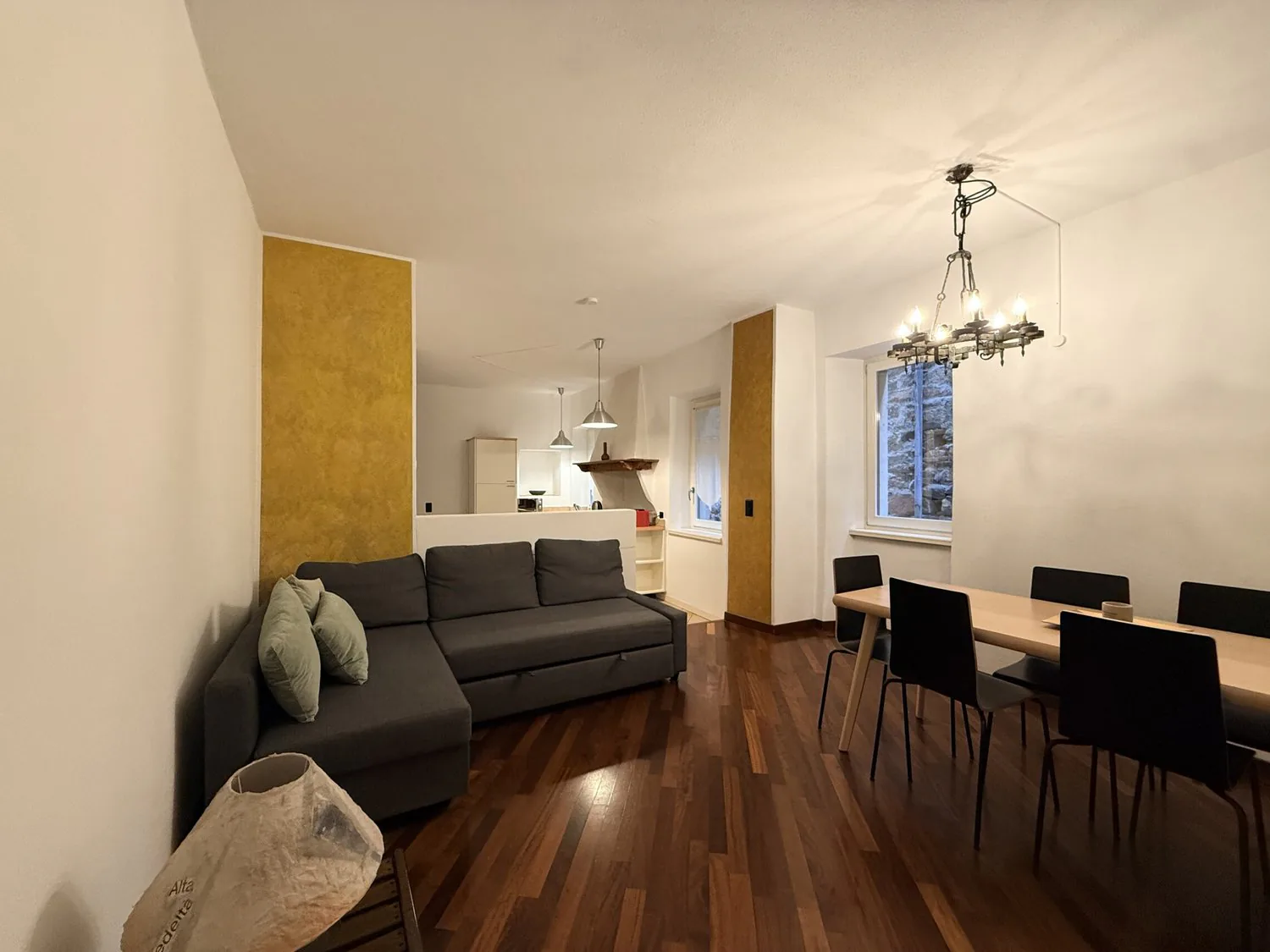 EXCLUSIVE 4-ROOM APARTMENT FOR RENT IN HISTORIC PALACE IN MORCOTE
