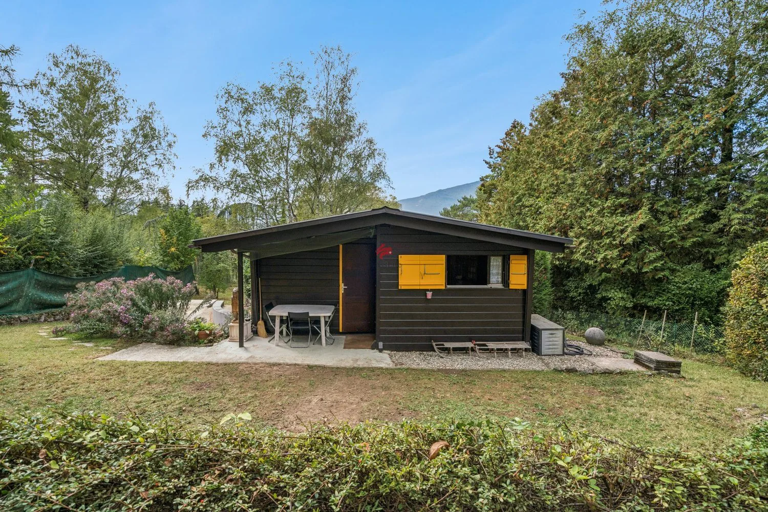 Chalet d'été situé en zone agricole au coeur de la nature