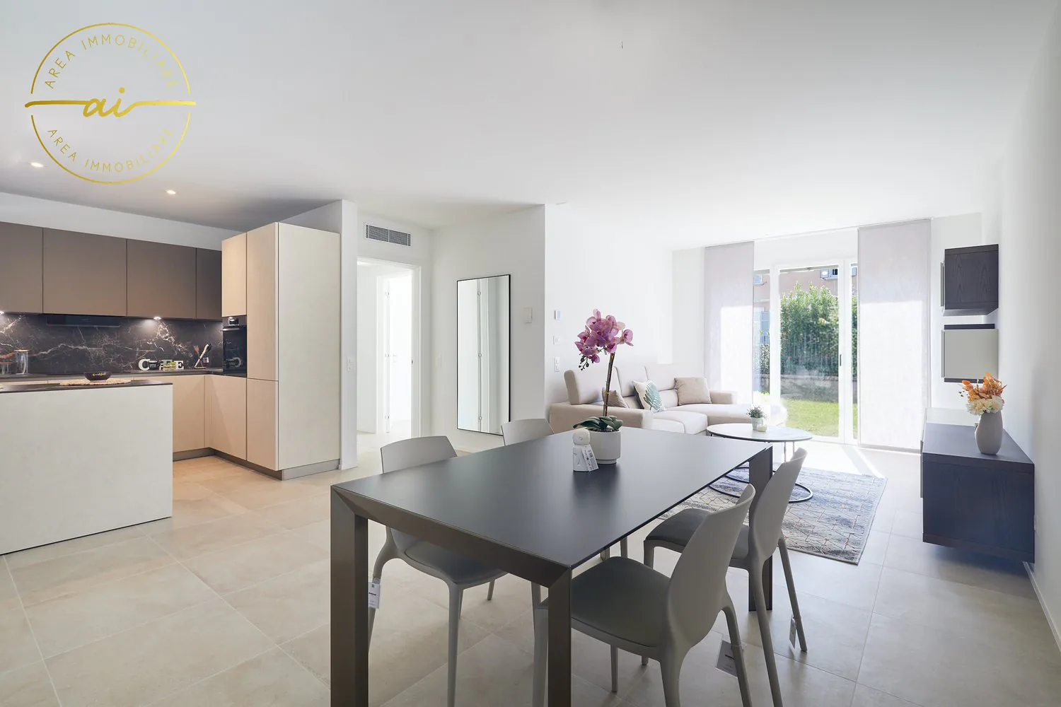 GERÄUMIGES 4.5-ZIMMER-WOHNUNG MIT GARTEN IN ELEGANTER RESIDENZ
