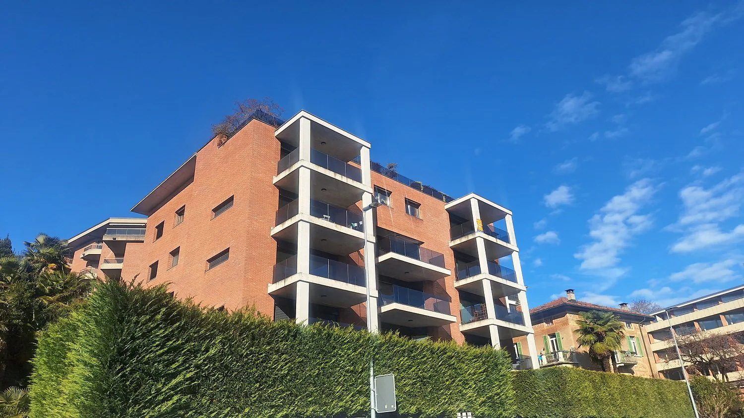 Comodità,, Soleggiato, Elegante Appartamento, con due Terrazze, Due posti auto