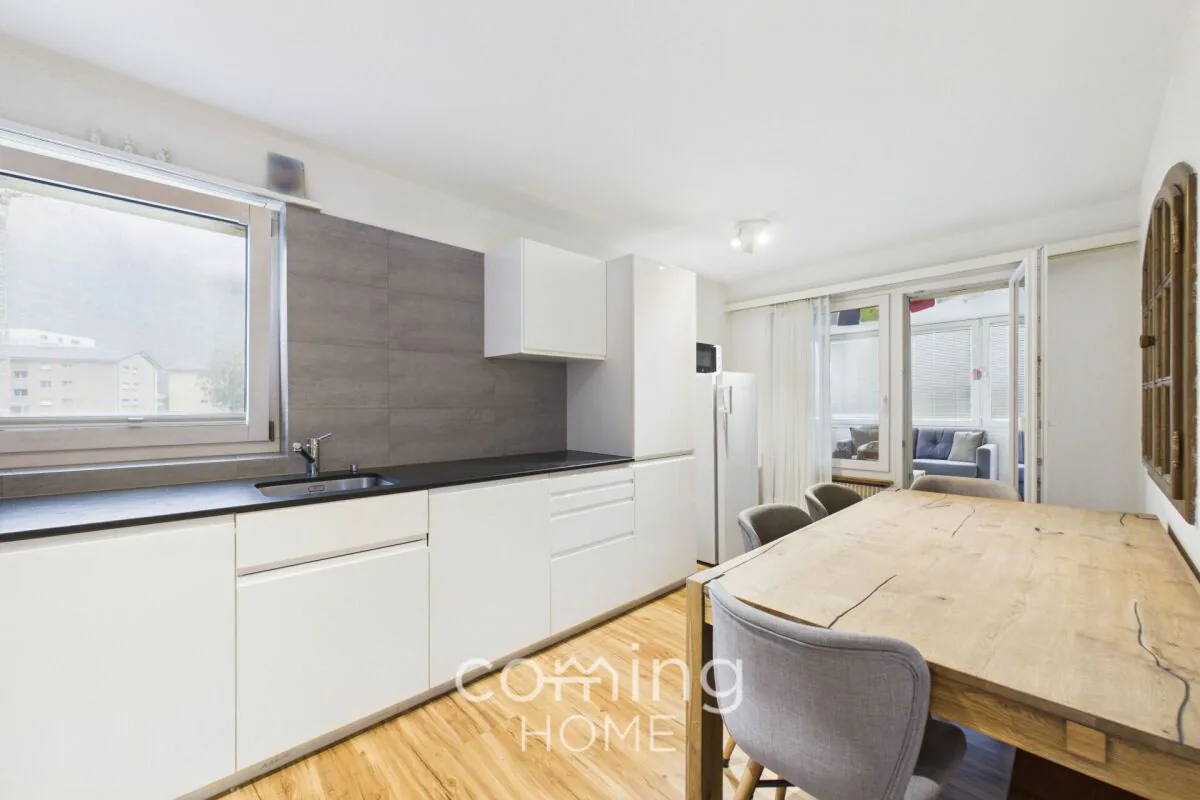 Appartement ensoleillé de 4,5 pièces à Steg, avec balcon et vue sur la montagne