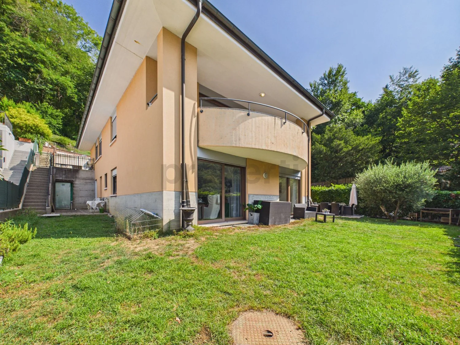 Exclusive villa with pool, large garden and private beach access in Figino