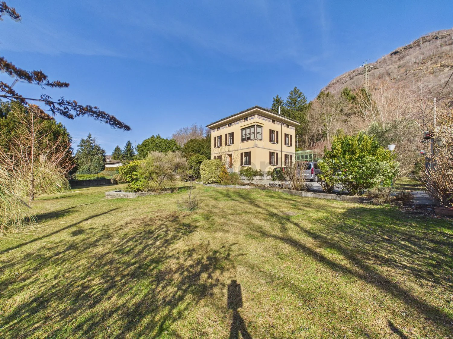 Elegant villa with 8.5 rooms and high-quality finishes and large garage, Monteceneri