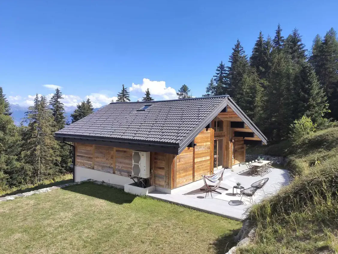 Exceptional ski chalet in Anzère: Noble materials, sale as a secondary residence and Lex Koller authorization