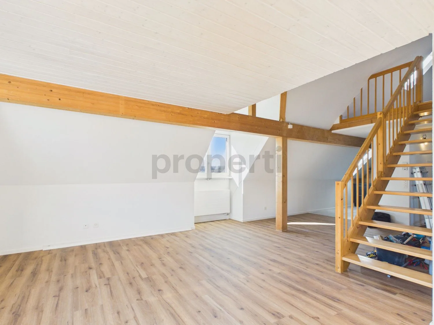 Maisonette with attic charm, wooden beams, and plenty of privacy in Feuerthalen