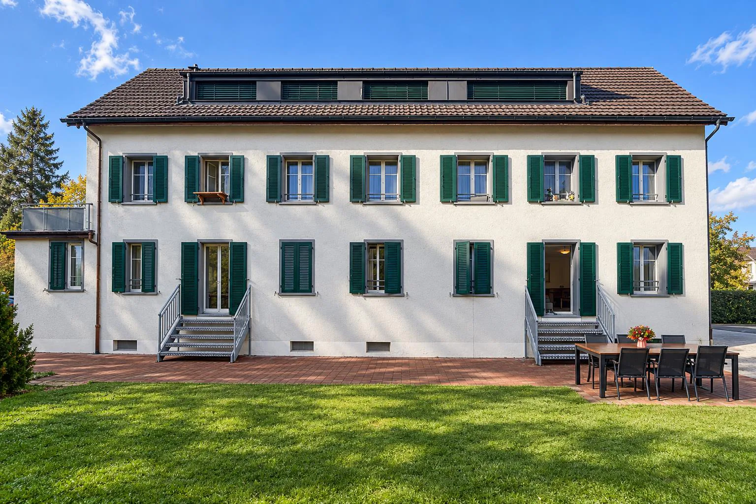 Renovation in 2016, versatile room layout & family-friendly location!