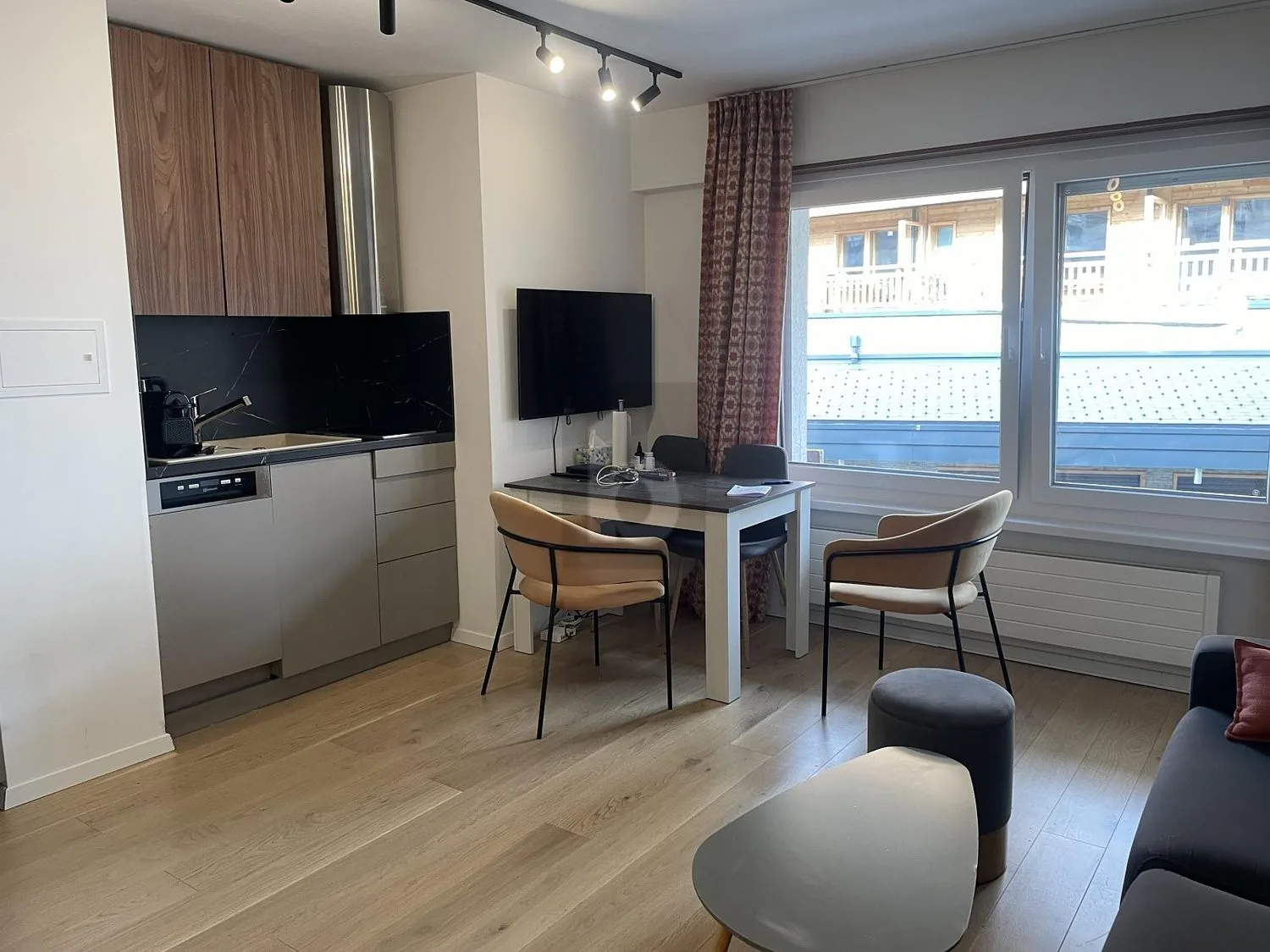 ZENTRAL, MODERN MIT VIEL CHARM