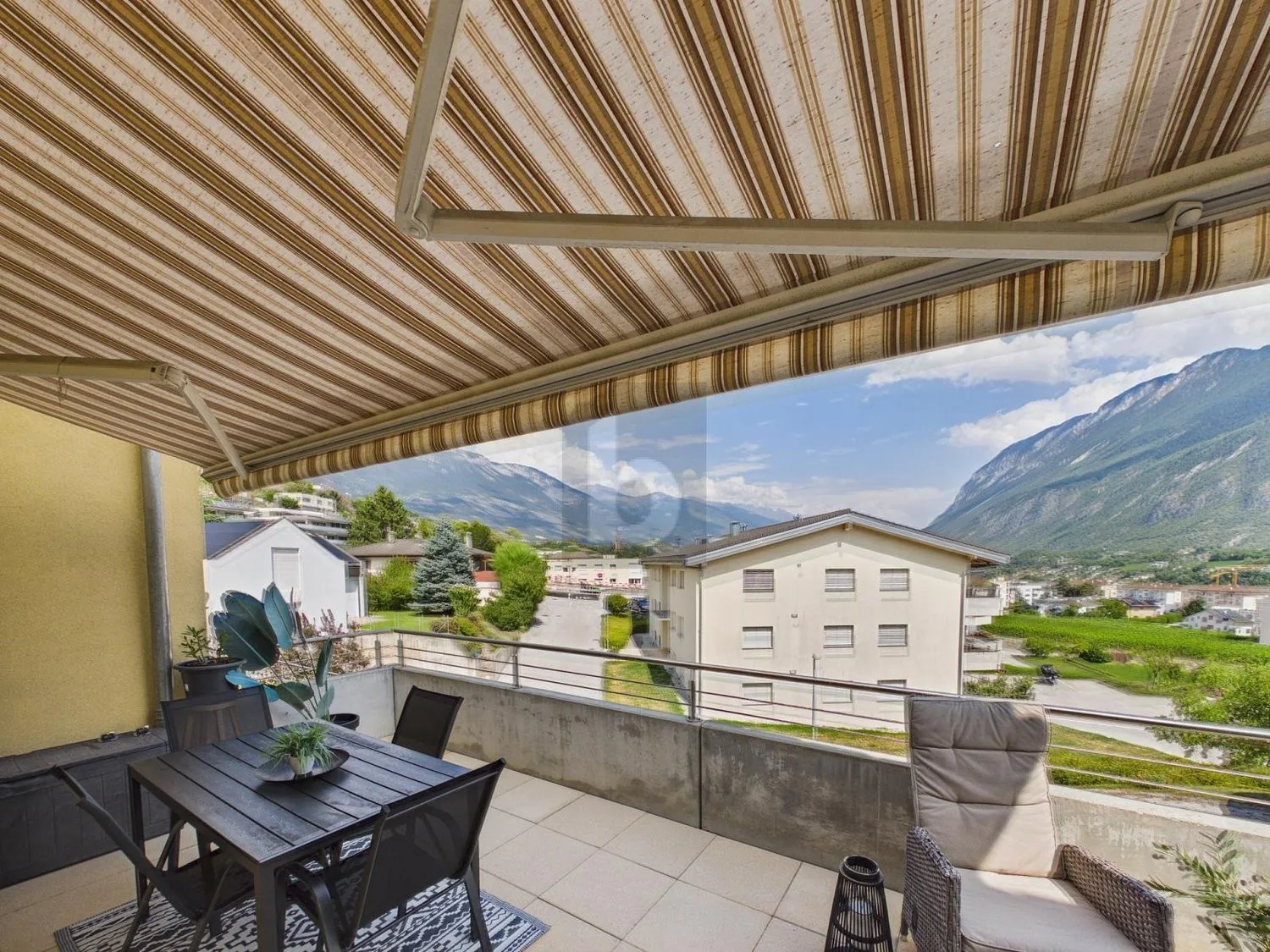 TERRASSE MIT BLICK AUF DIE ALPEN