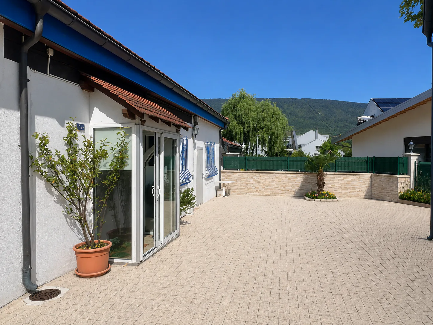 Ein Haus mit zwei Wohnungen, nur wenige Schritte von allen Annehmlichkeiten entfernt