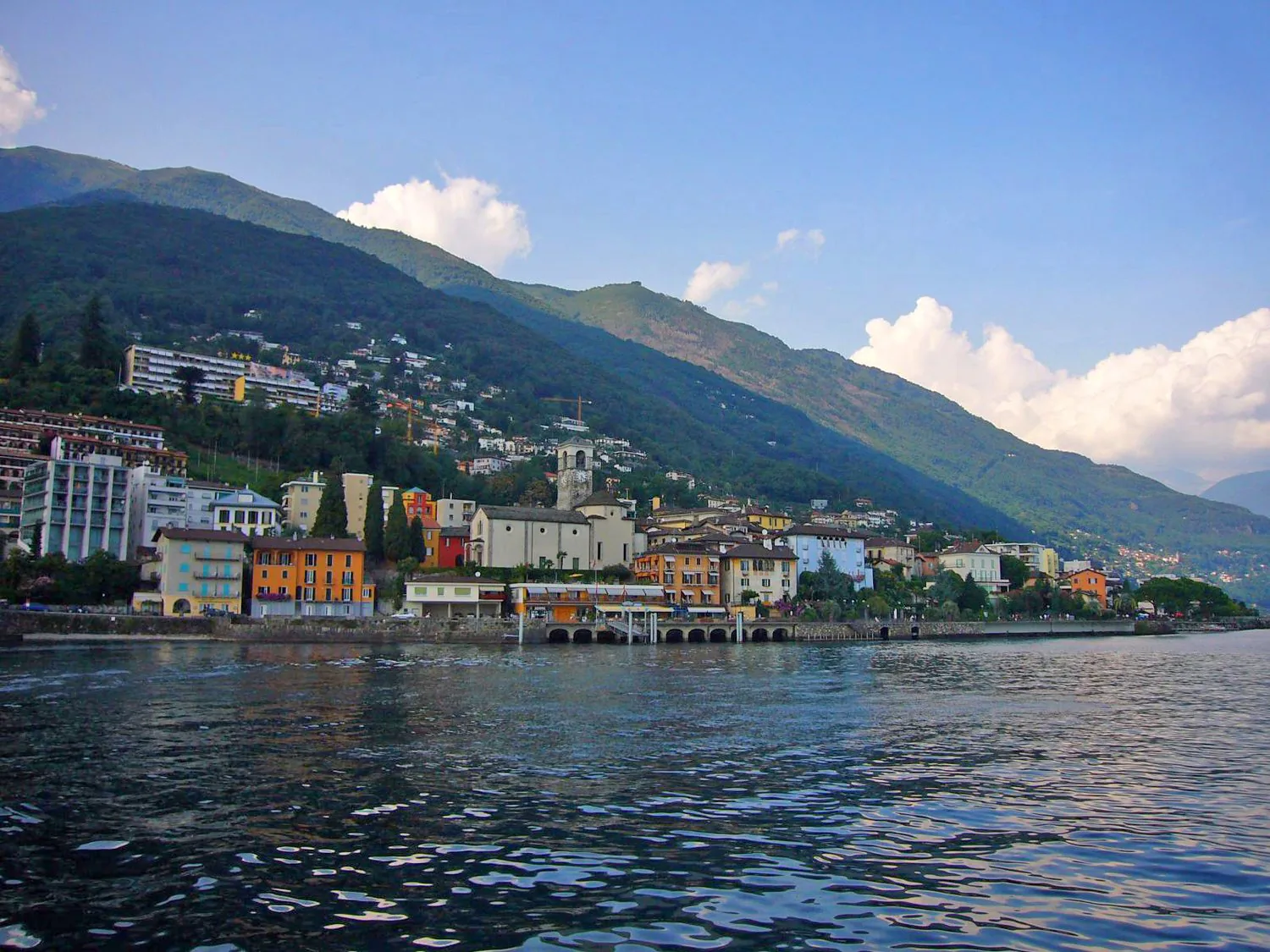Renditeobjekt! Abitazione primaria: 2.5 locali con vista lago – ideale a reddito