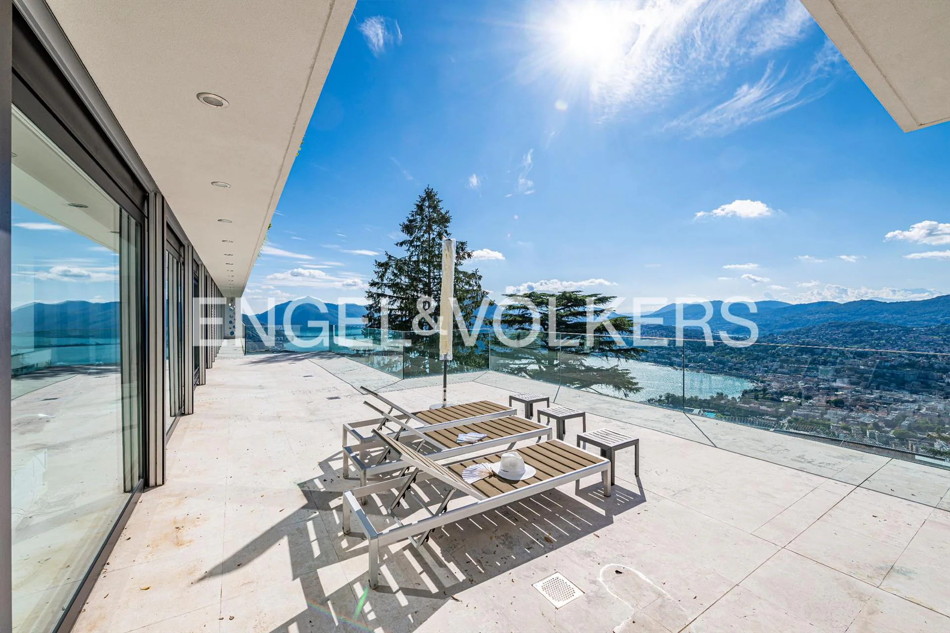 Duplex da sogno - dove lo stile contemporaneo incontra una vista lago