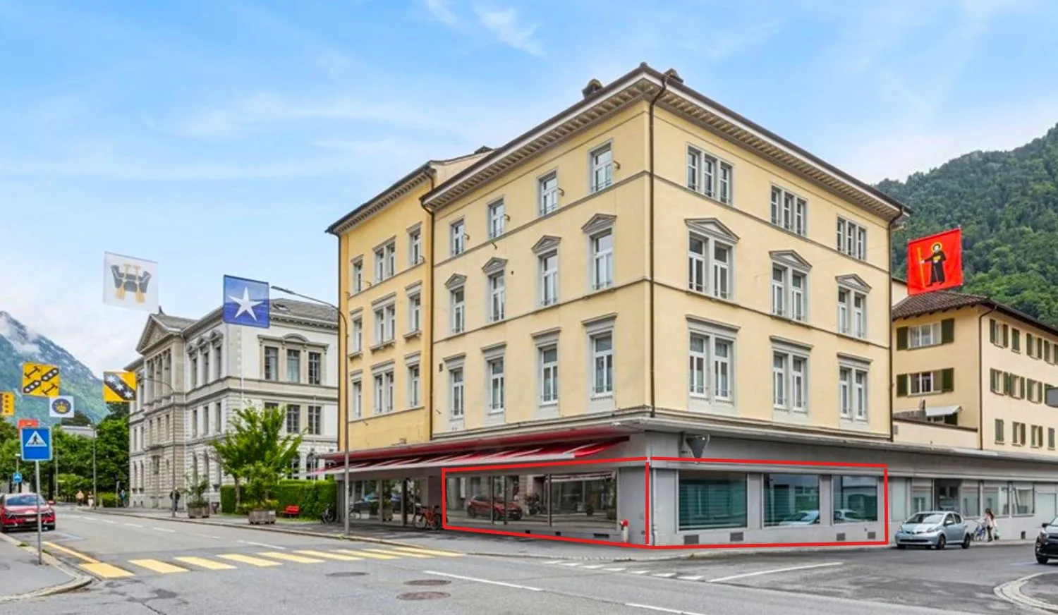 Representative commercial space with maximum visibility in the heart of Glarus!