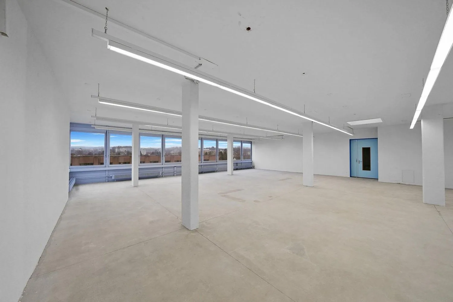 Practical commercial space with 1'000 kg/m² floor load - view included!