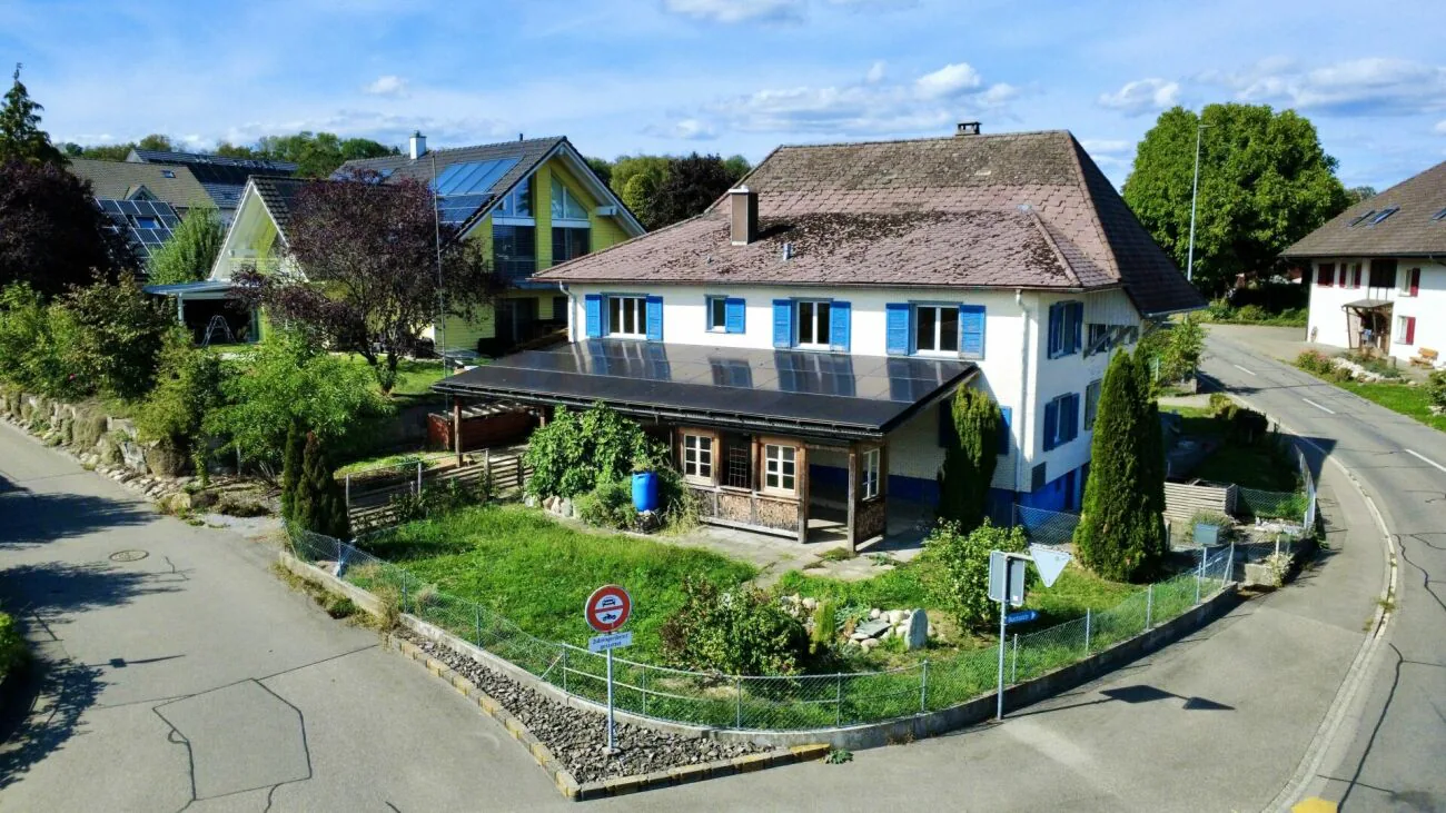 Detached double-family house with development potential & PV system!