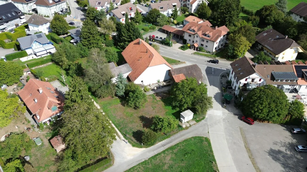 Casa colonica ben mantenuta con grande riserva di terreno edificabile nella zona centrale del bel Seeland