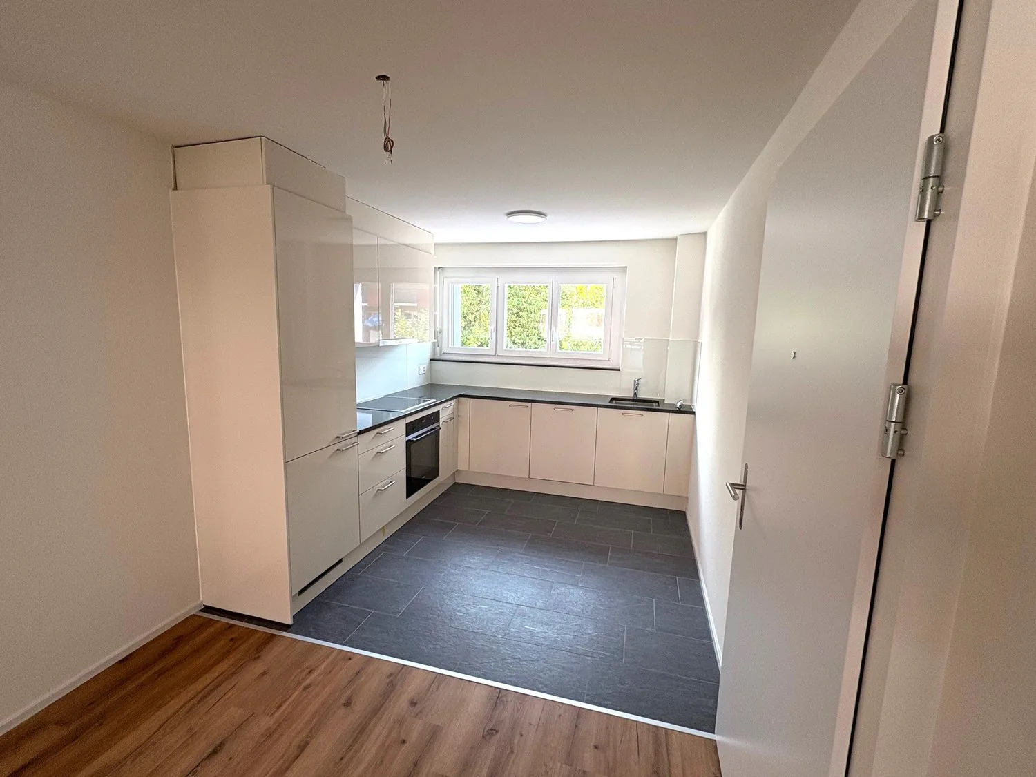 Erstvermietung von totalsanierter 3.5-Zimmer-Wohnung an zentraler Lage in Dietikon