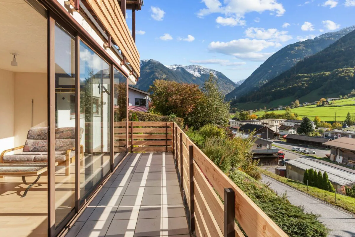 Spacious 5.5-room apartment with garden and magnificent views in Schwanden