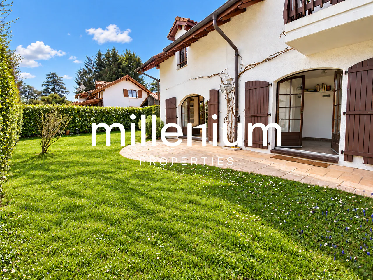 Maison contemporaine semi meublée avec jardin et studio indépendant