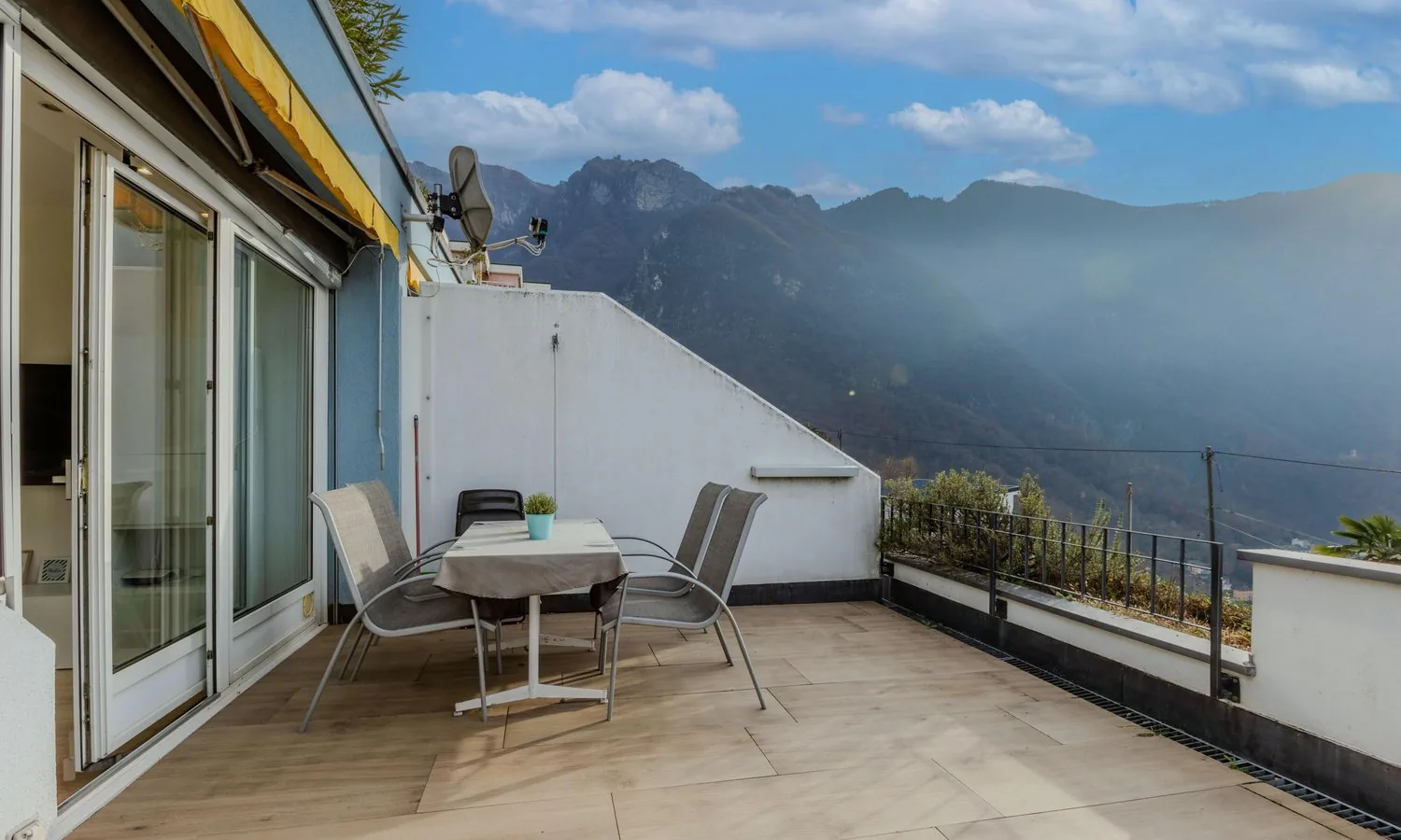 Beautiful and spacious 2.5-room lake view apartment with terrace in Rovio
