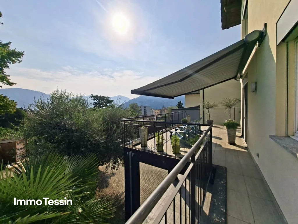 Beautiful villa in Caslano with modern design, stylish ambiance, and plenty of space, including 6 parking spaces