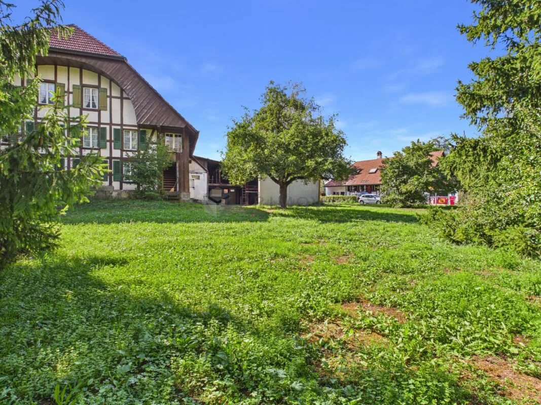 Maison de ferme bien entretenue avec grande réserve de terrain constructible dans la zone centrale du beau Seeland