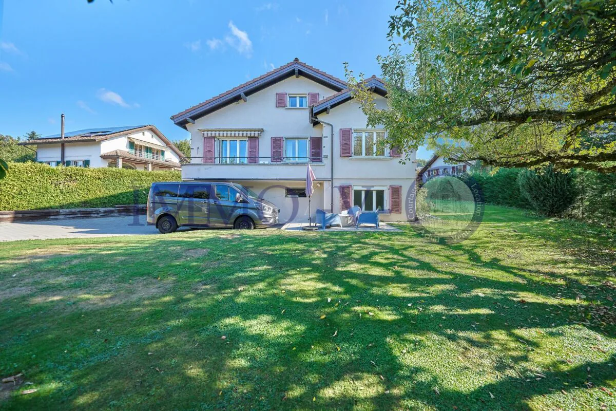 Individual house with large garden and ideal location