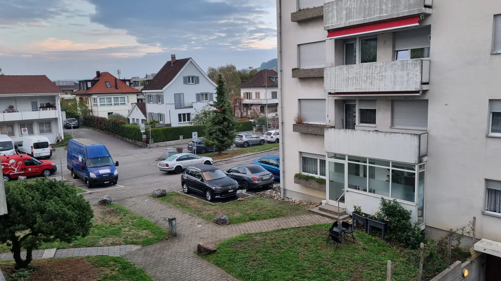 Appartamento di 4 locali luminoso con balcone in posizione centrale