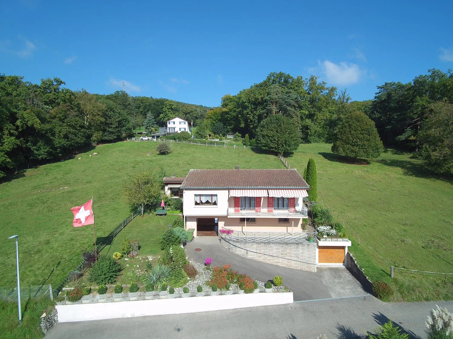Maison de famille charmante dans un excellent emplacement ensoleillé avec grand jardin et vue imprenable