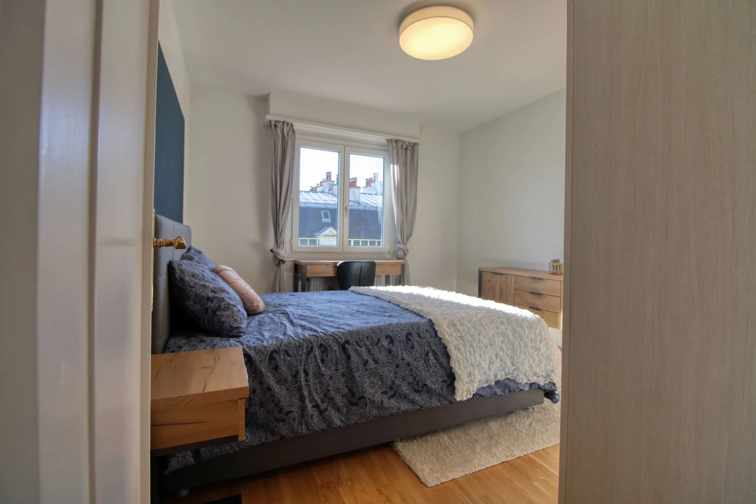 Furnished room in modernised apartment in a top location