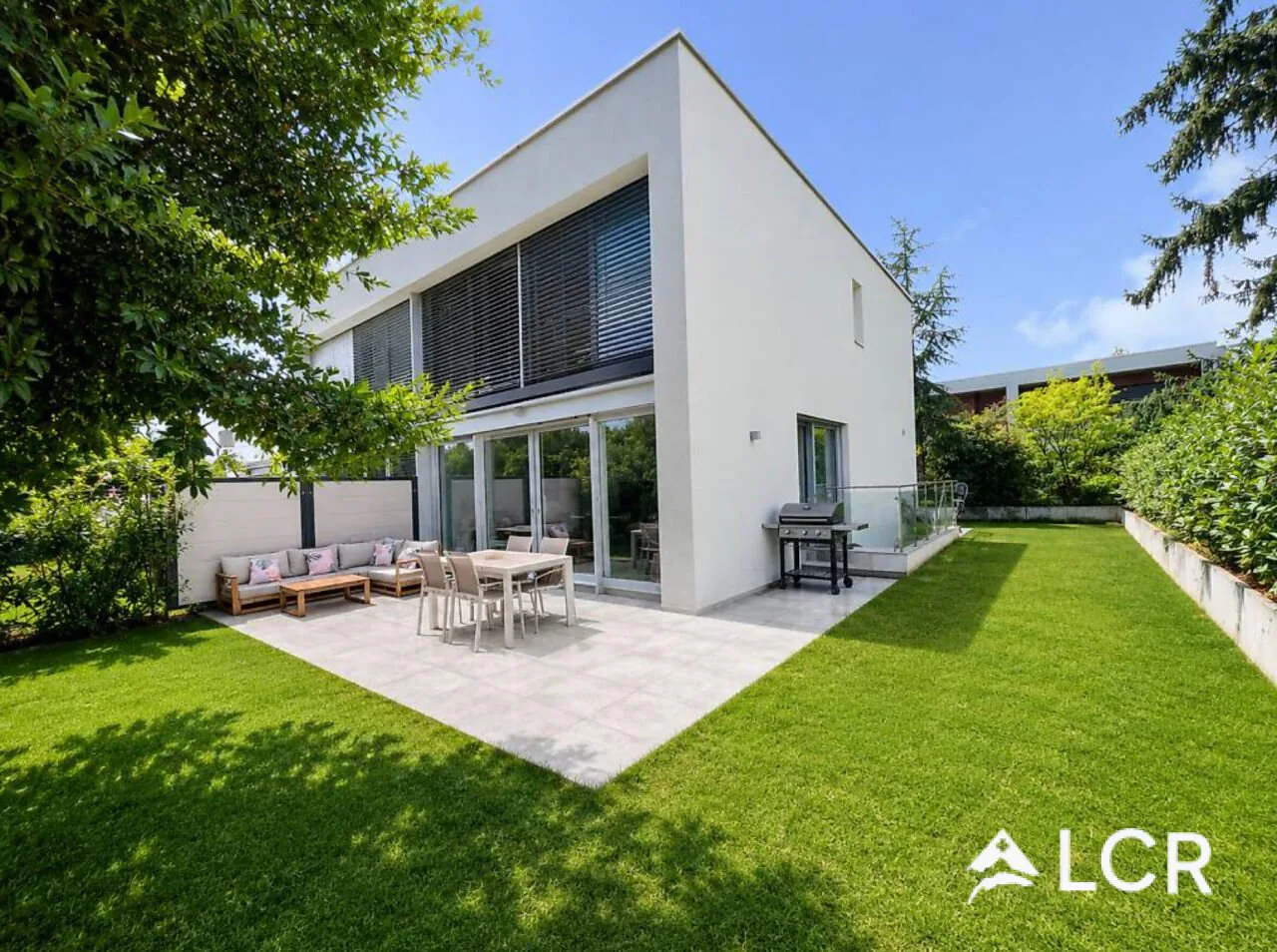 Beautiful Minergie house with 6 rooms, garden and converted basement in Thônex