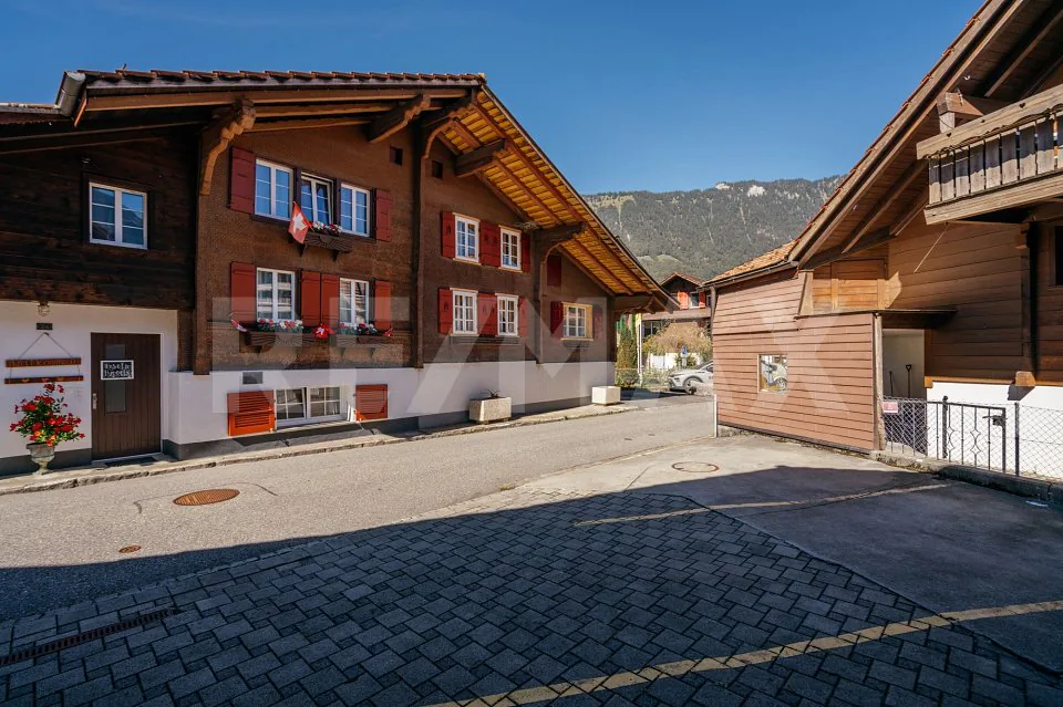 Propriété caractéristique avec deux niveaux d'habitation, terrain spacieux et grand potentiel