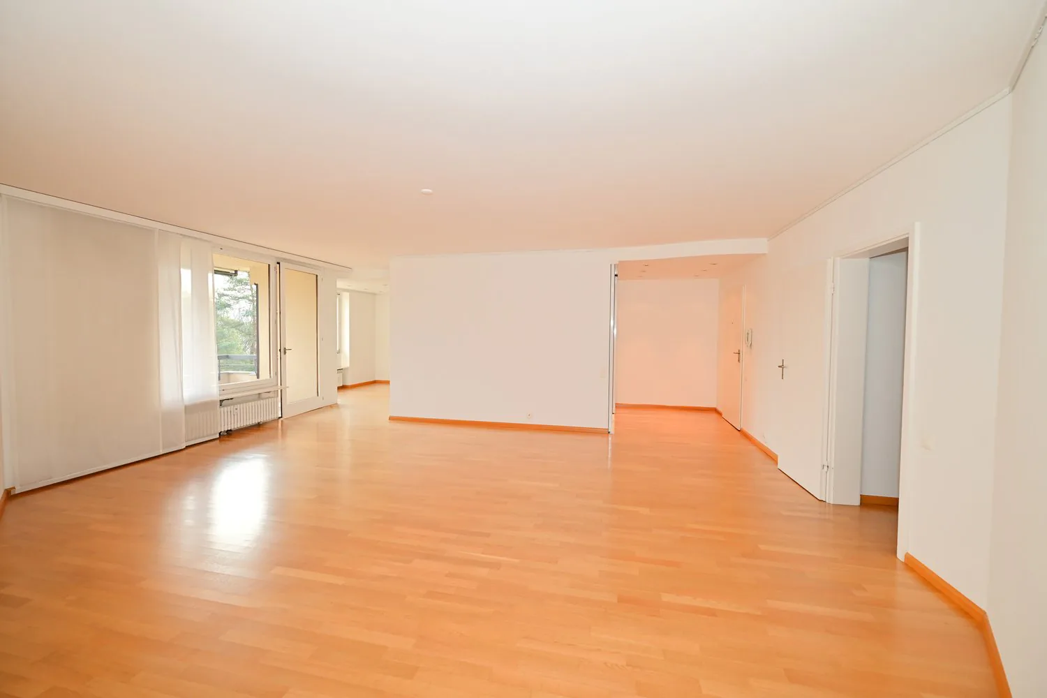 Well-maintained 5.5-room apartment with a distant view in a building right on the Bruderholz