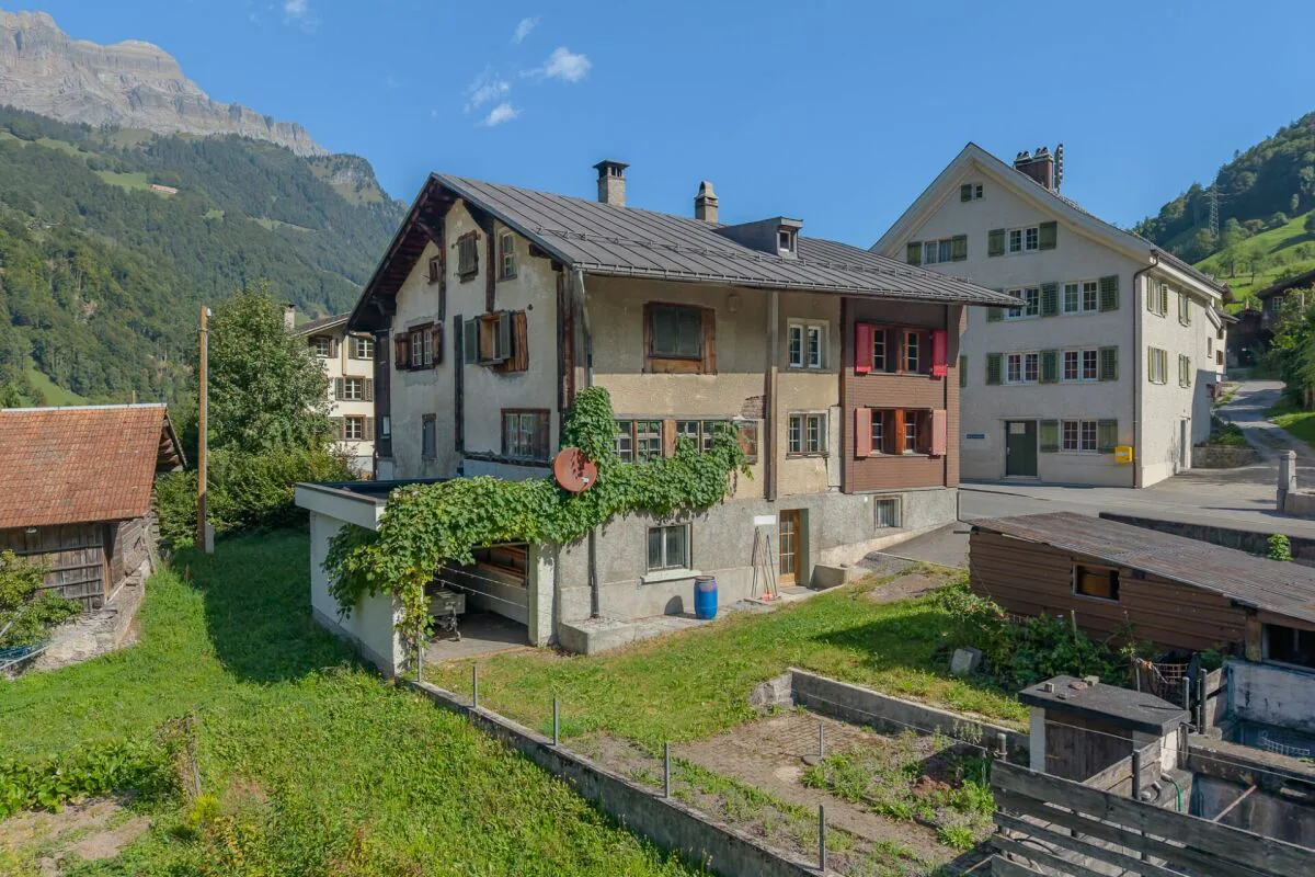Detached house with development potential