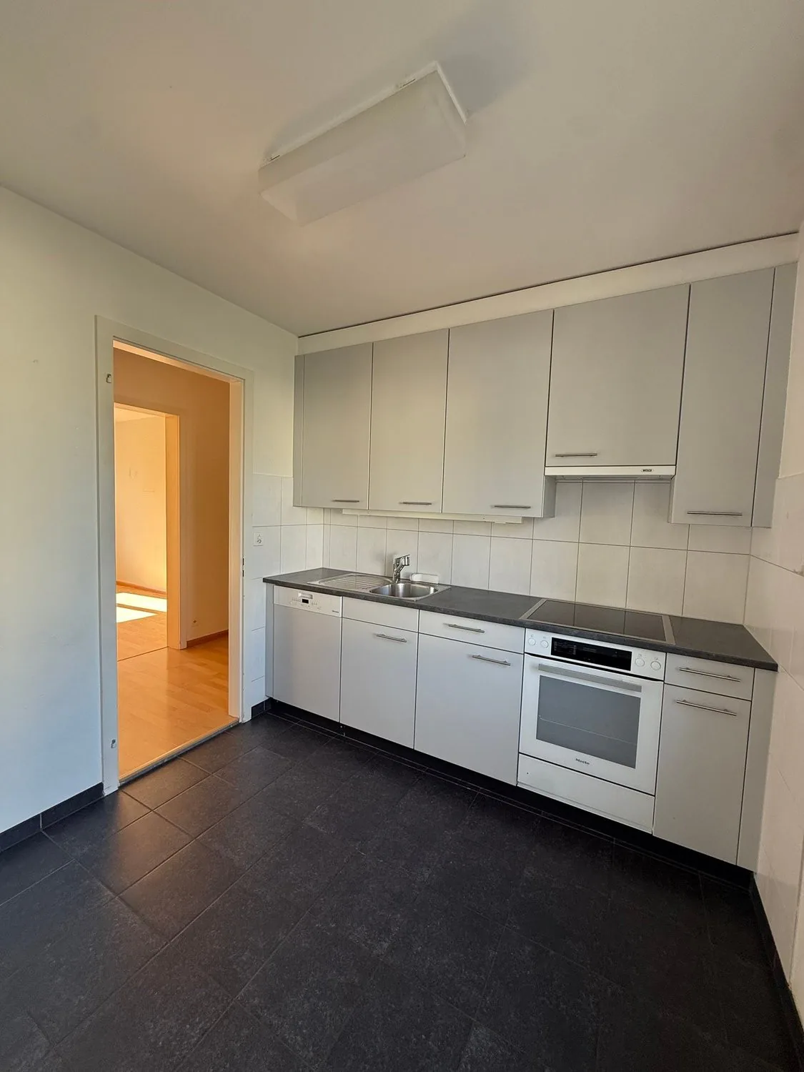 Bright 4-room apartment with balcony in Pratteln