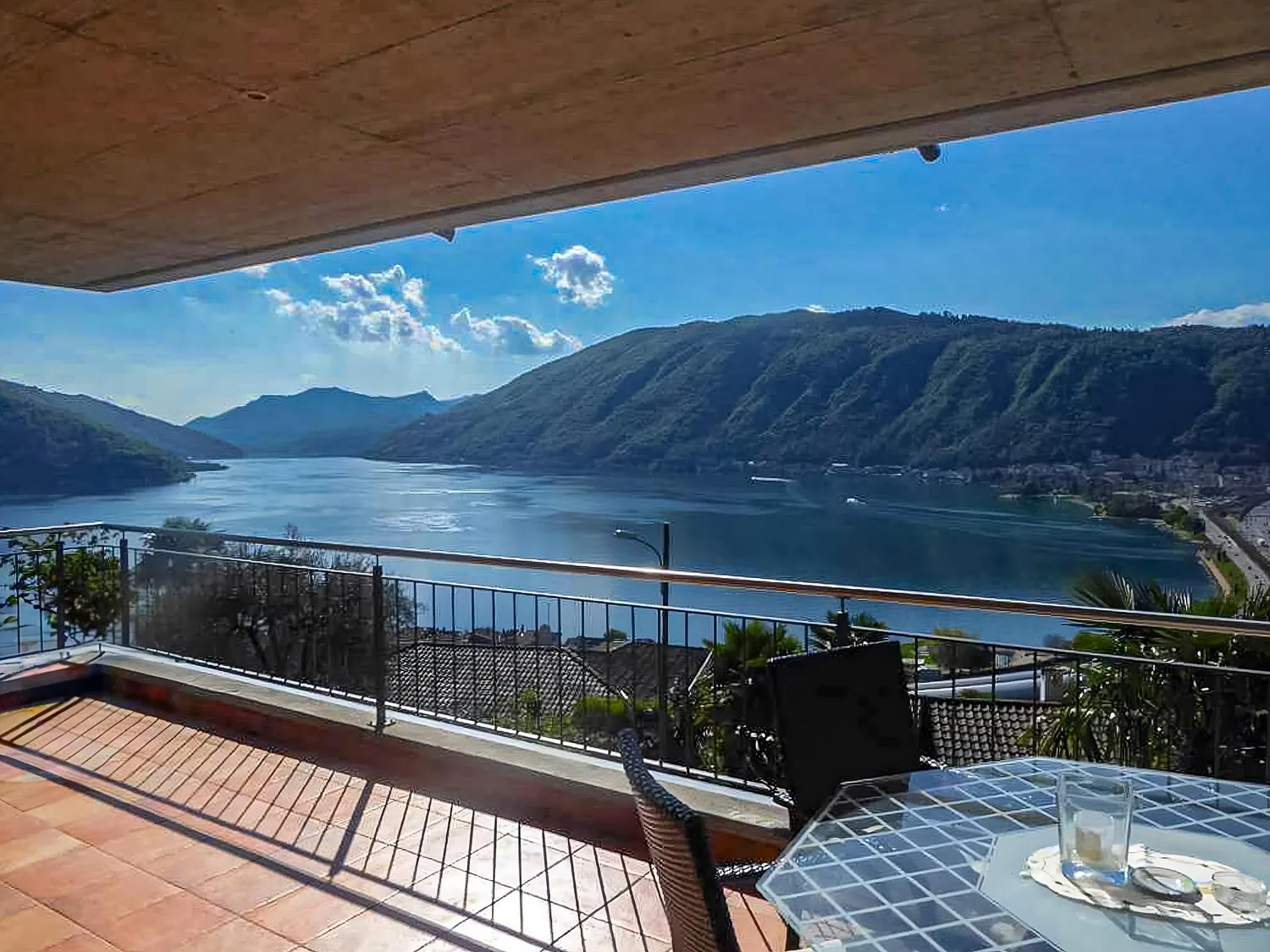 Semi-detached villa with stunning lake view in Bissone