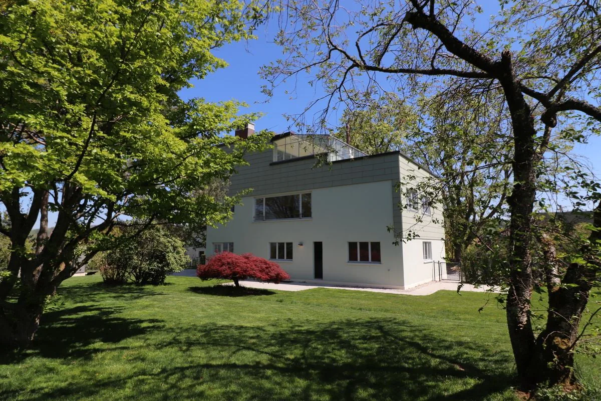 Einzigartiges und exklusives Architektenhaus im Stil von Le Corbusier, 9 Minuten von Echallens entfernt, komplett renoviert, große Räume, wunderschöner Park
