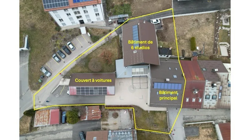 Maison mitoyenne rénovée avec bâtiment 6 studios revenus CHF 52'000.-