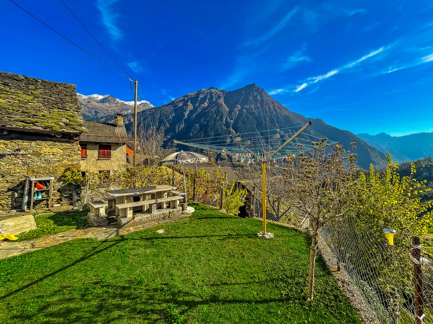 Val di Blenio. Casa tipica ticinese soleggiata, con giardino e garages