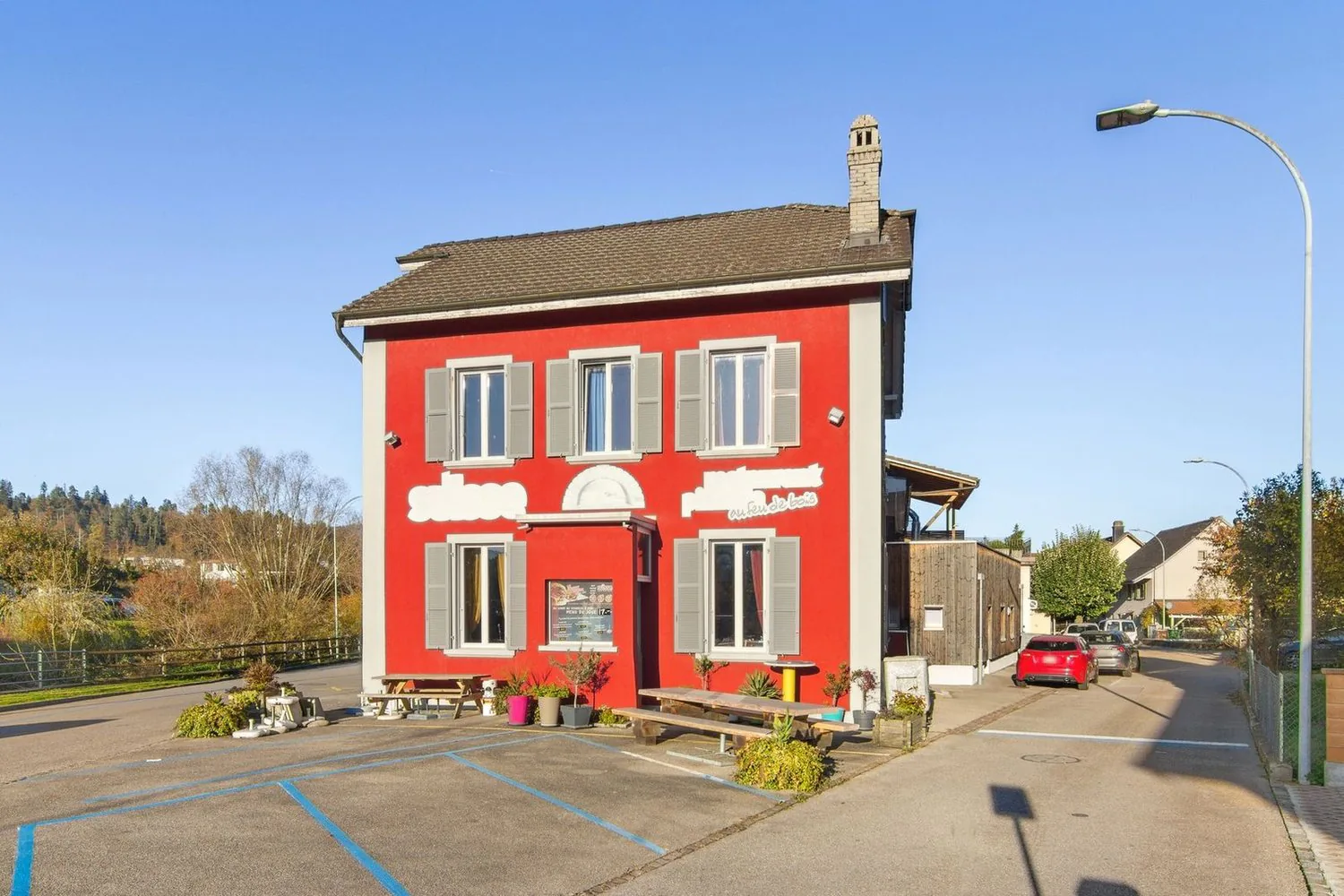 Prächtiges Gebäude mit 2 Wohnungen und einem Restaurant