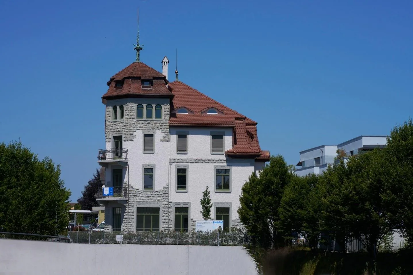 6-room maisonette with tower room & lake view - Living with character