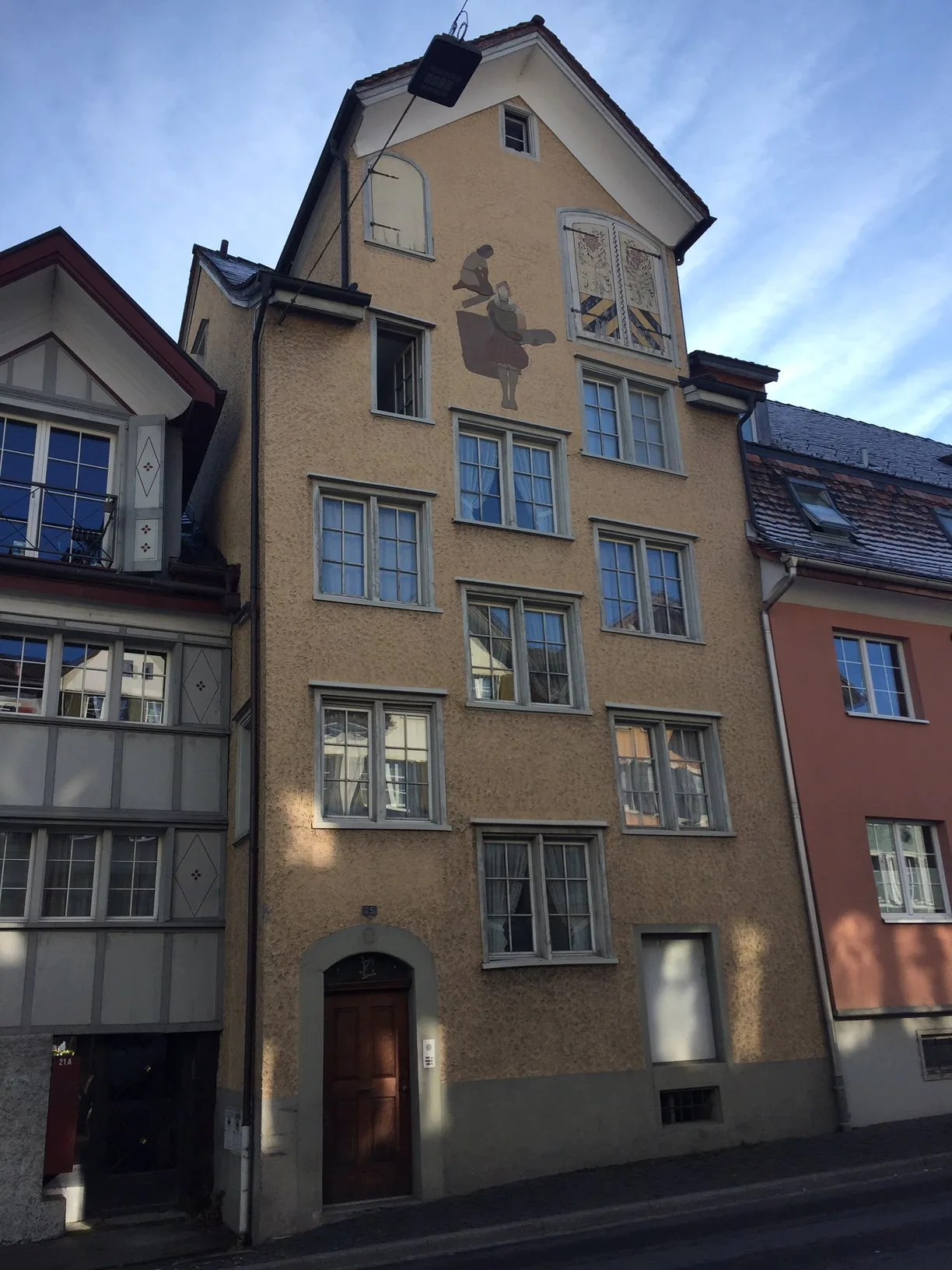 Cozy 3.5-room old building apartment with parking and large seating area