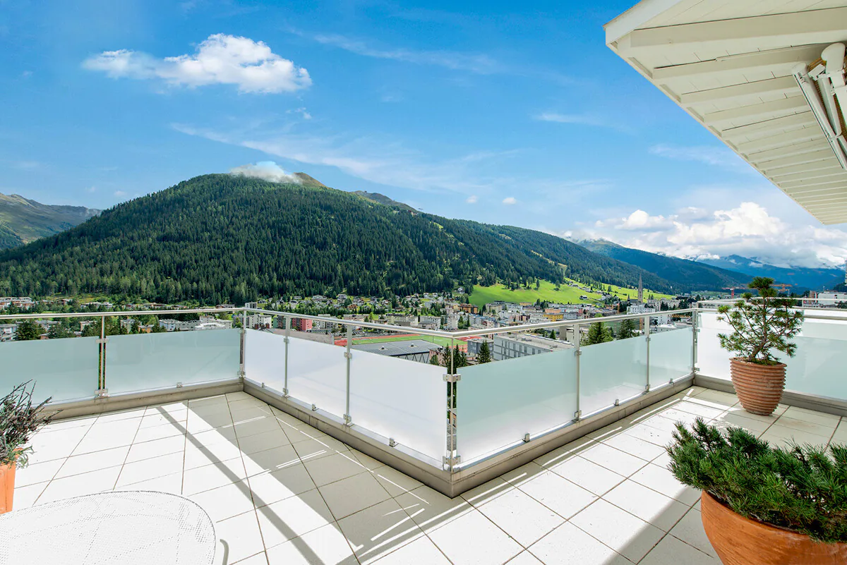 Davos: spacious holiday apartment with unobstructable panoramic view