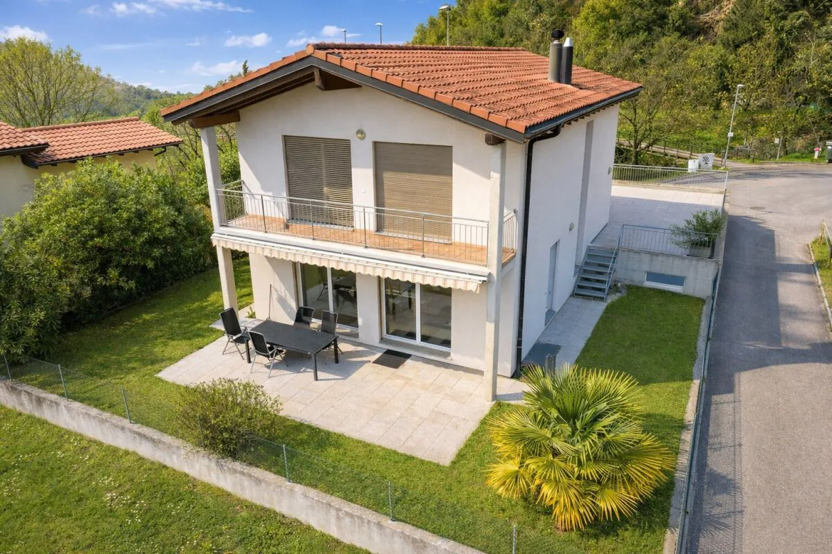 Interesting single-family house in the green, with large hobby room/garage and partial lake view