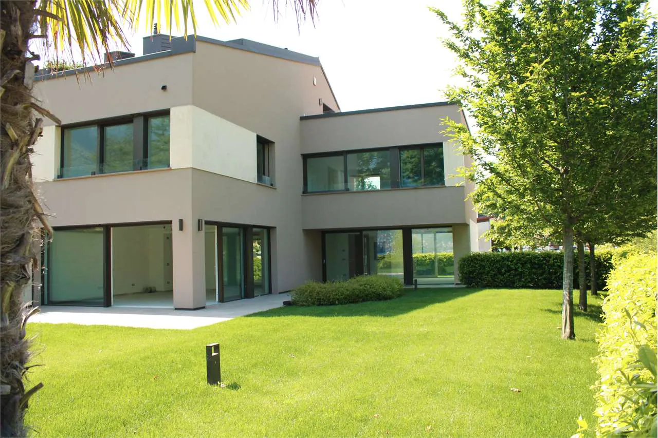 RIVA S. VITALE: SPLENDIDA VILLA A LAGO CON PISCINA