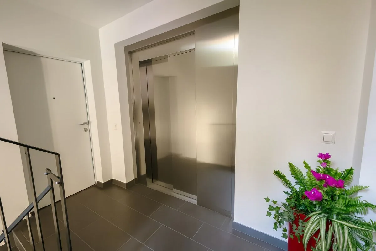 Modern 3.5-room attic apartment with balcony, view and two parking spaces