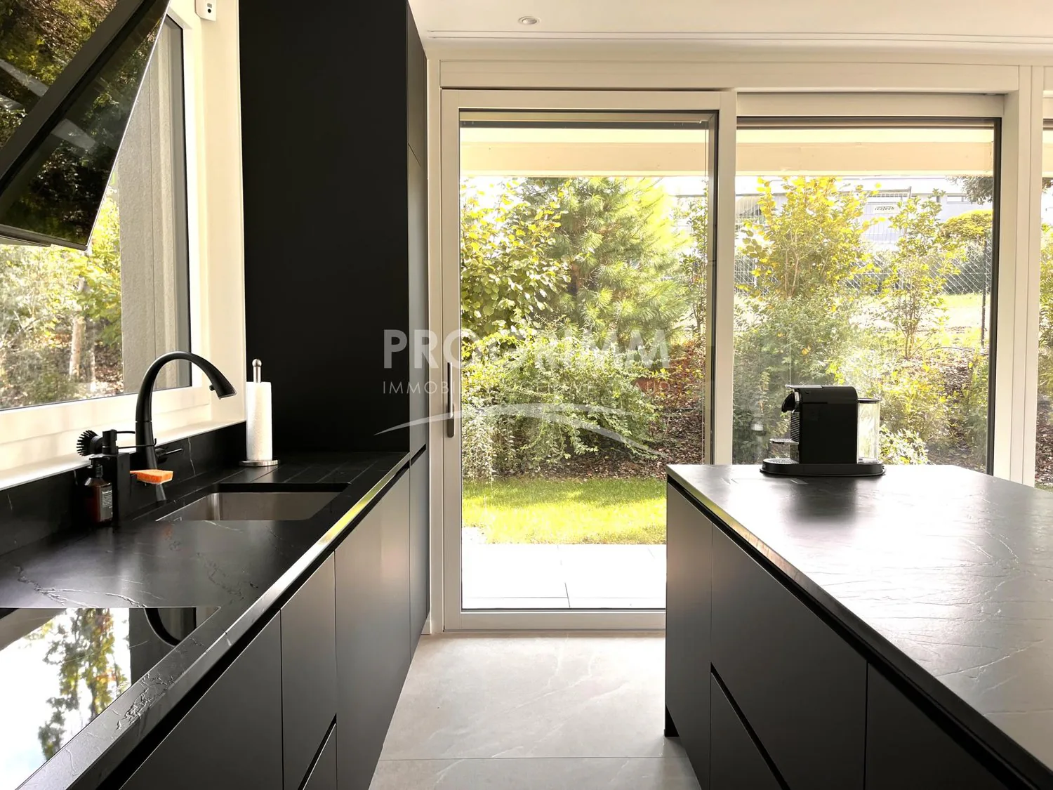 Vesenaz - ground floor apartment furnished - 3 bedrooms - 1 basement parking space - 300m2 plot