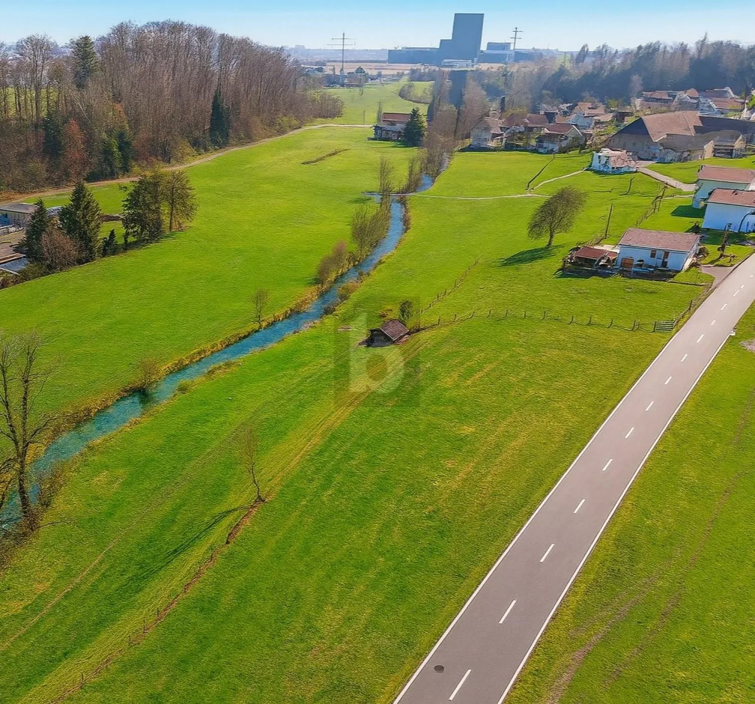 PARADIS DE CONSTRUCTION SPACIEUX AVEC BEAUCOUP D'ESPACE LIBRE