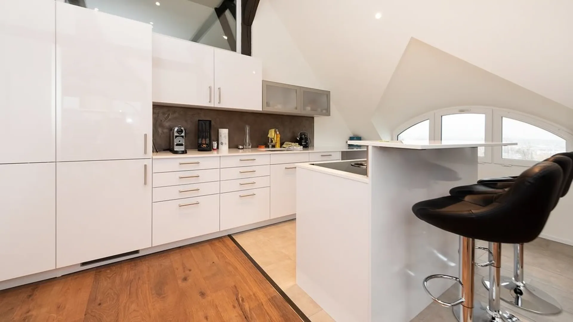 MOVE IN AND ENJOY! 1 RENTAL PERIOD FREE