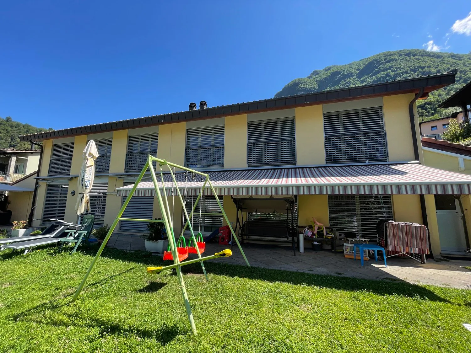 Bifamilien-Villa mit großem Garten